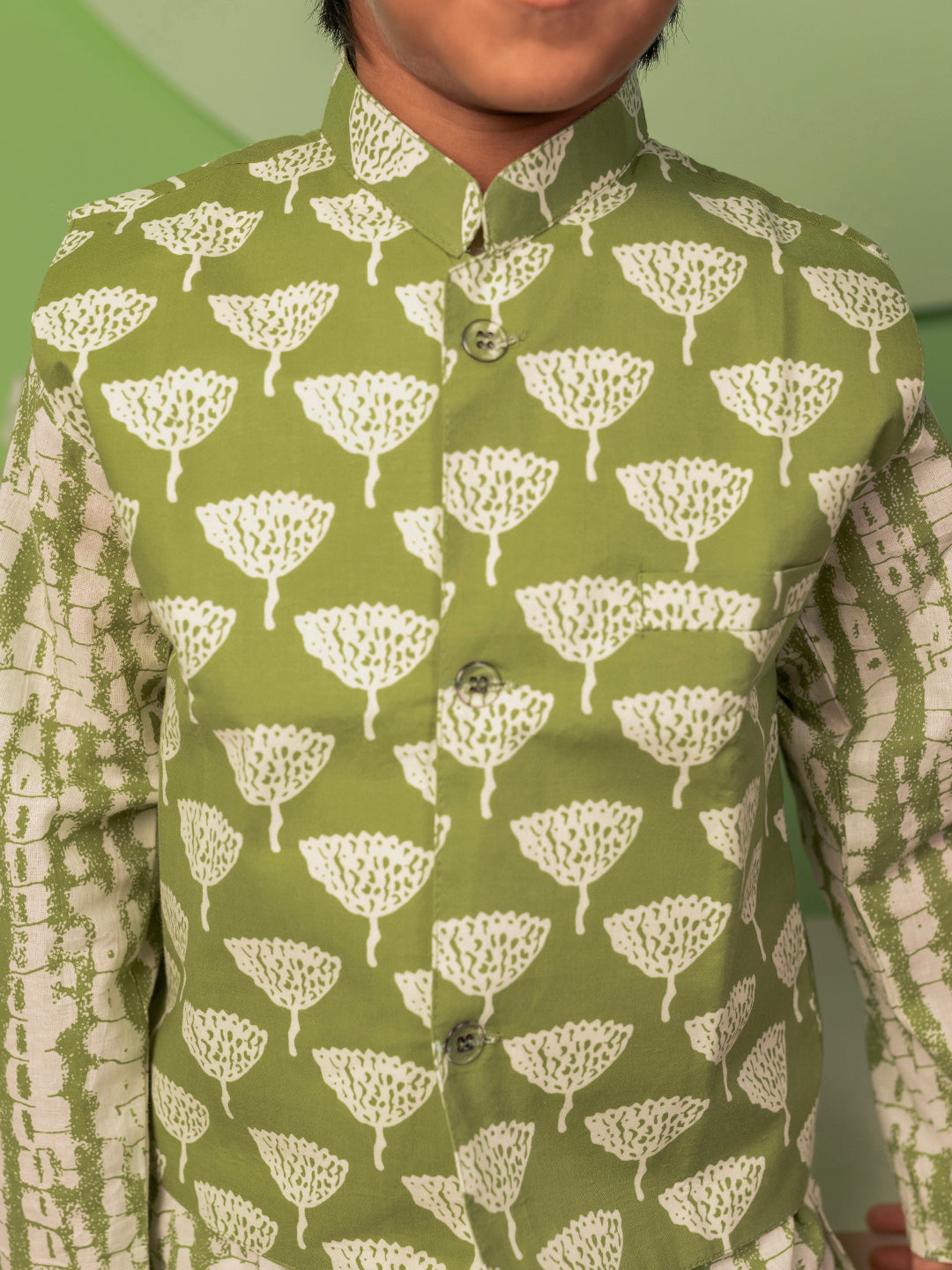 बॉयज़ कुर्ता पायजामा जैकेट के साथ हैंडब्लॉक प्रिंट में - हरा