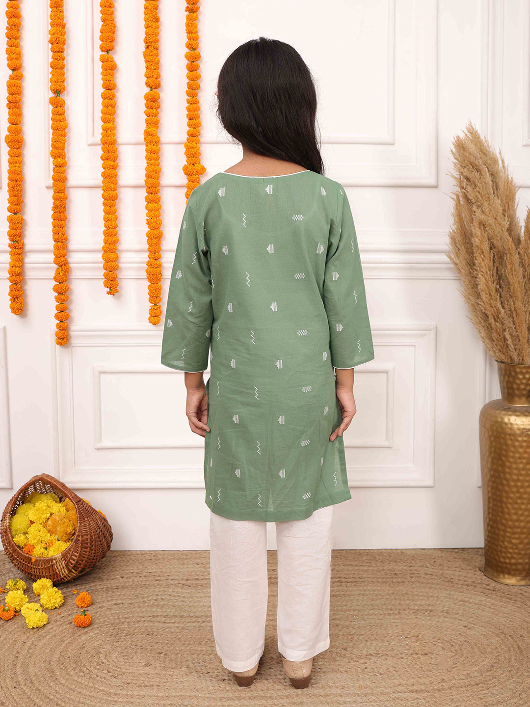 Biglilpeople Girls Woven Geometric Round Neck 3/4th Sleeves Kurta Set