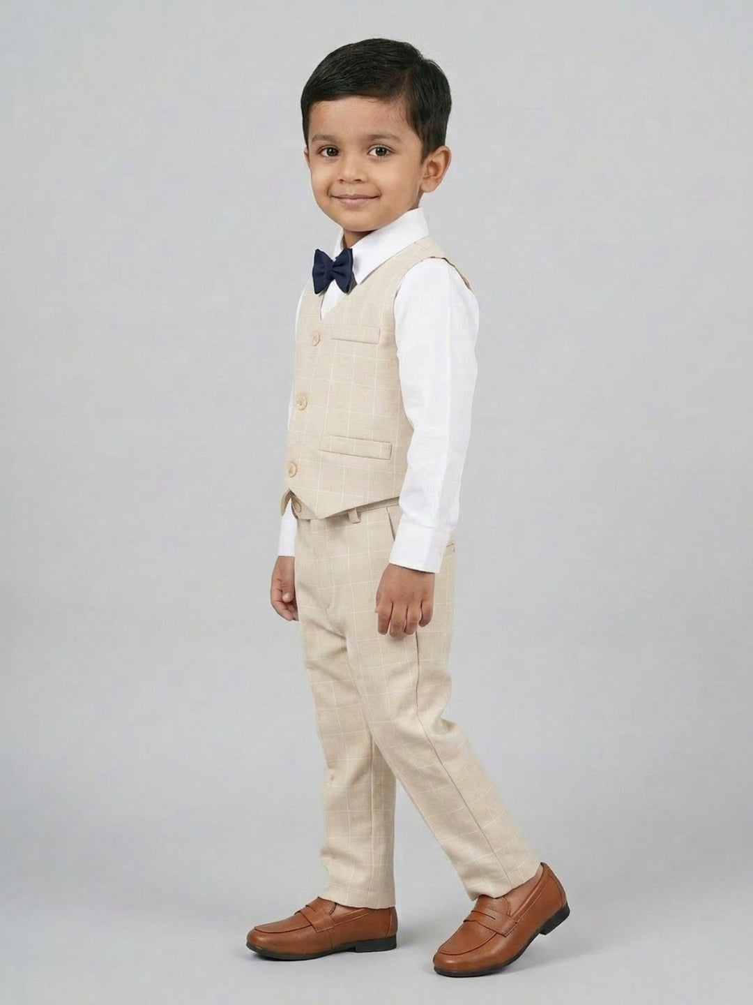 बिगलीलपीपल लड़कों के लिए 3-पीस बेज सूट सेट: क्लासिक बो के साथ शर्ट और वेस्टकोट और पैंट