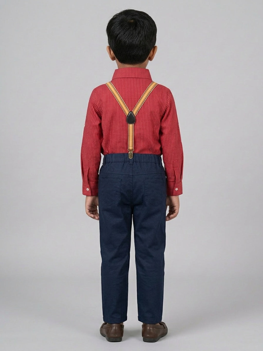 बिगलिलपीपल लड़कों की लाल शर्ट क्लासिक बो टाई के साथ और नीली पैंट सस्पेंडर्स के साथ