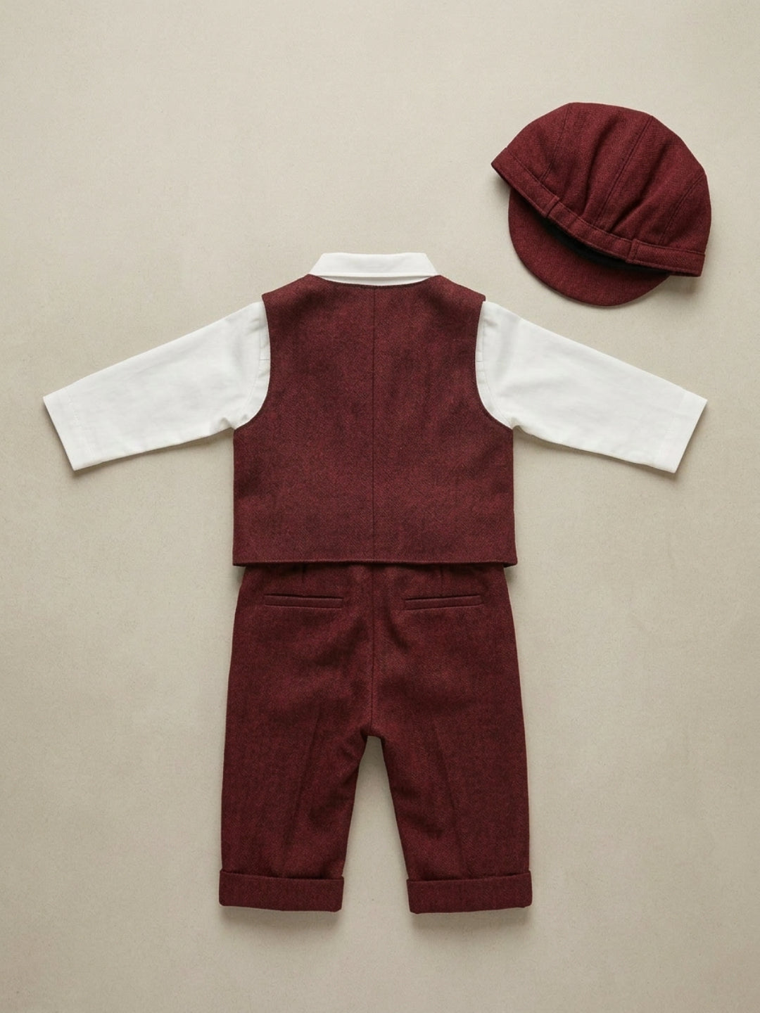 बिग्लिलपीपल लड़कों का 4-पीस रेड सूट सेट: वेस्टकोट के साथ शर्ट, सस्पेंडर्स पैंट, कैप और क्लासिक बो
