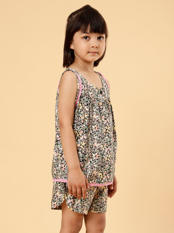 Conjunto de pantalón corto estampado de dos piezas para niña