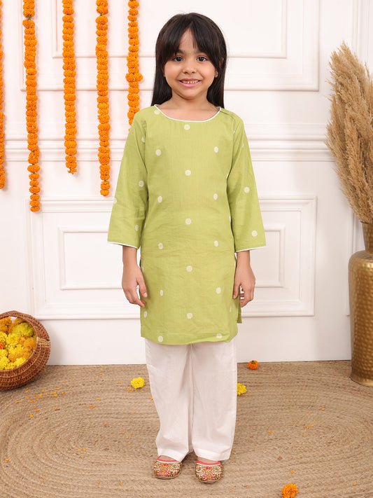 Biglilpeople Girls Woven Polka Dot Round Neck 3/4th Sleeves Kurta Set