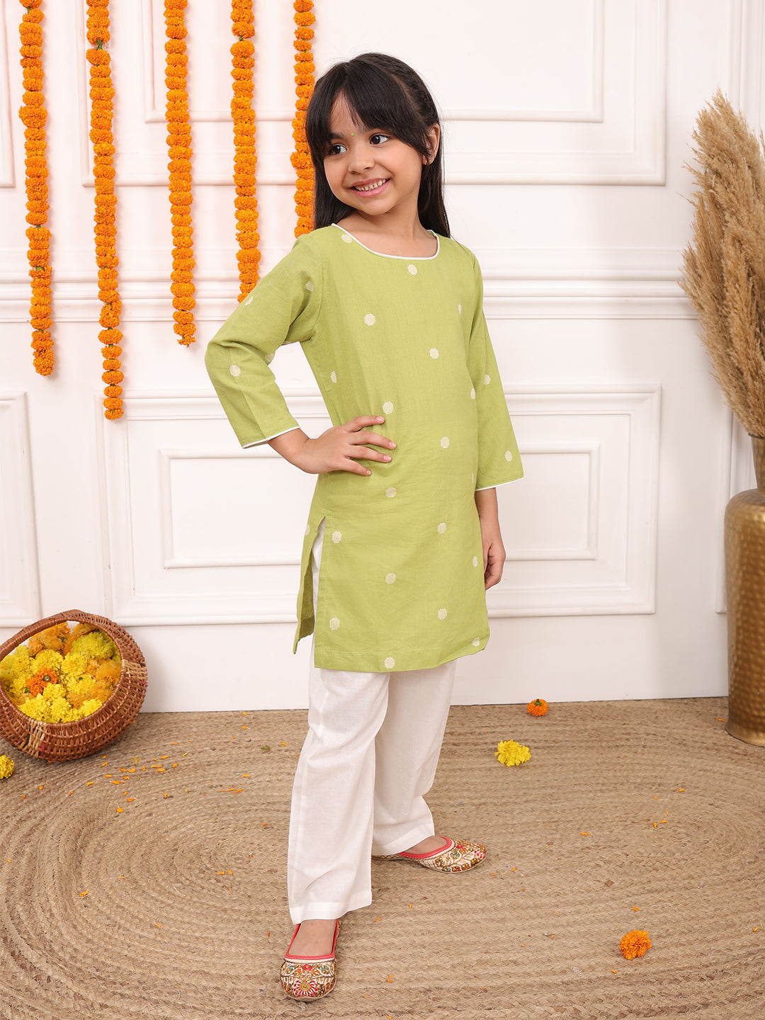 Conjunto Kurta para Niñas Biglilpeople con Cuello Redondo, Mangas 3/4 y Lunares Tejidos