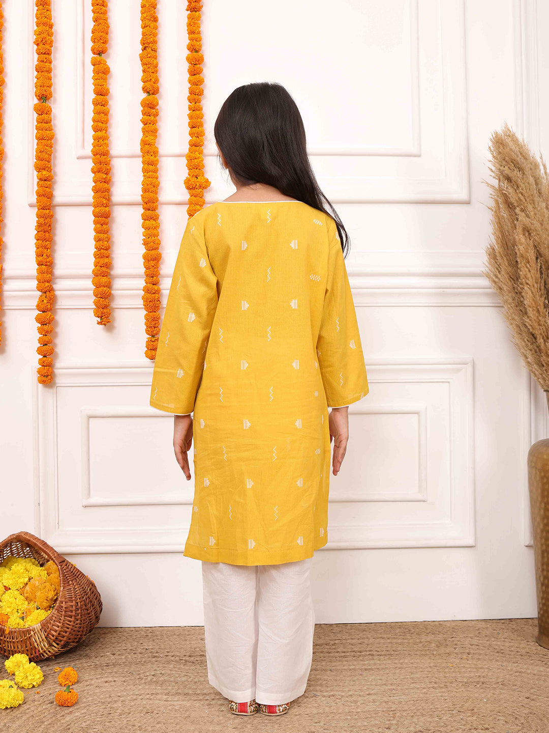 Conjunto de Kurta de Manga Larga con Cuello Redondo y Motivos Geométricos Tejidos para Niñas de Biglilpeople