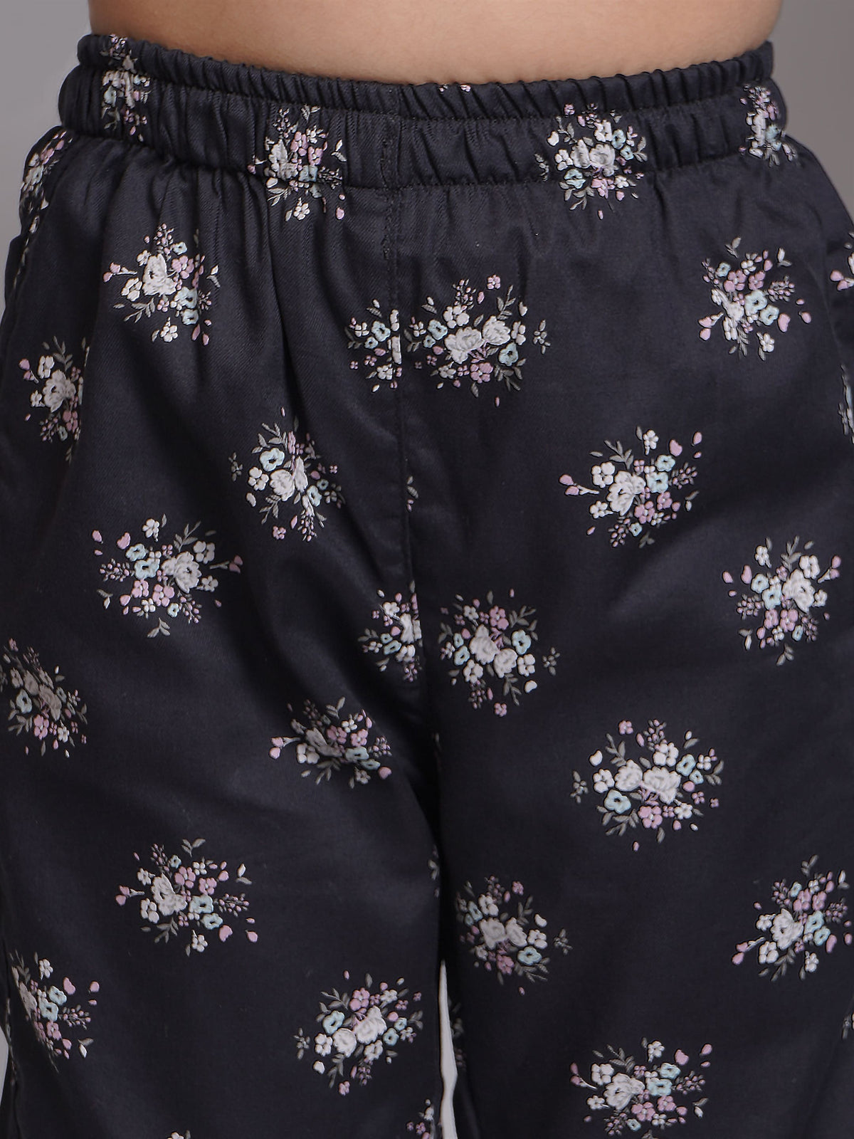 Pijamas de niña de manga corta con estampado floral
