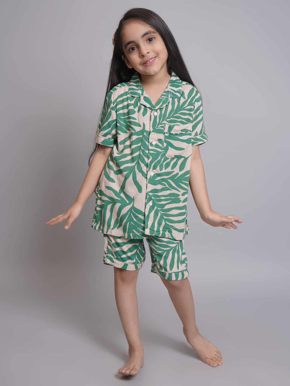 Pijamas de niña de manga corta con estampado de hojas