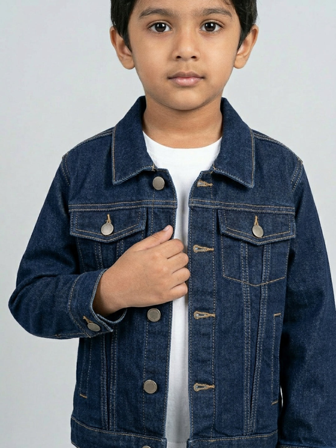 बिग्लिलपीपल लड़कों के लिए नेवी ब्लू सॉलिड स्प्रेड कॉलर फुल स्लीव्स डेनिम जैकेट