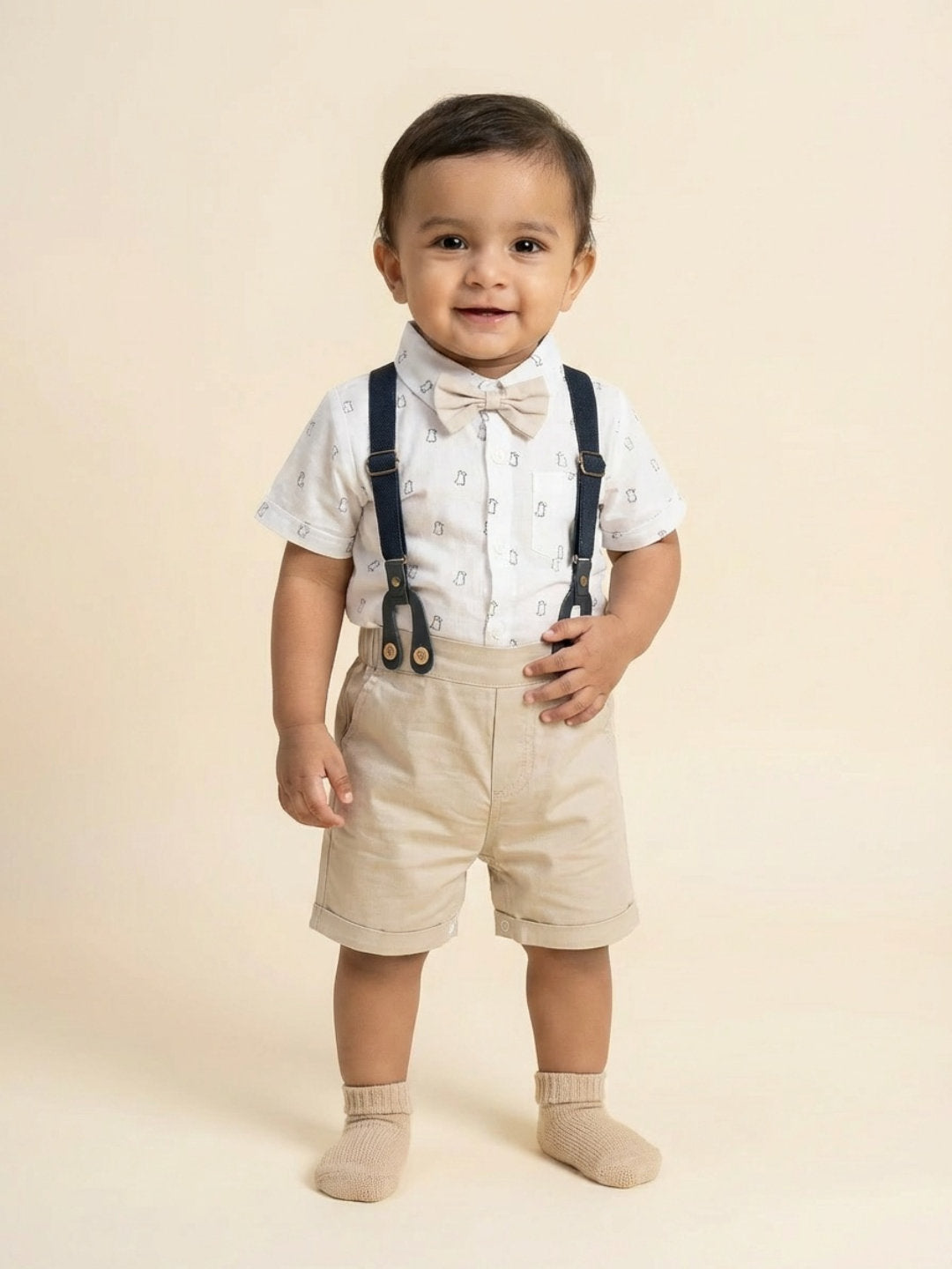 बिगलिलपीपल लड़कों के लिए बेज स्प्रेड कॉलर शॉर्ट स्लीव शर्ट और शॉर्ट्स सेट