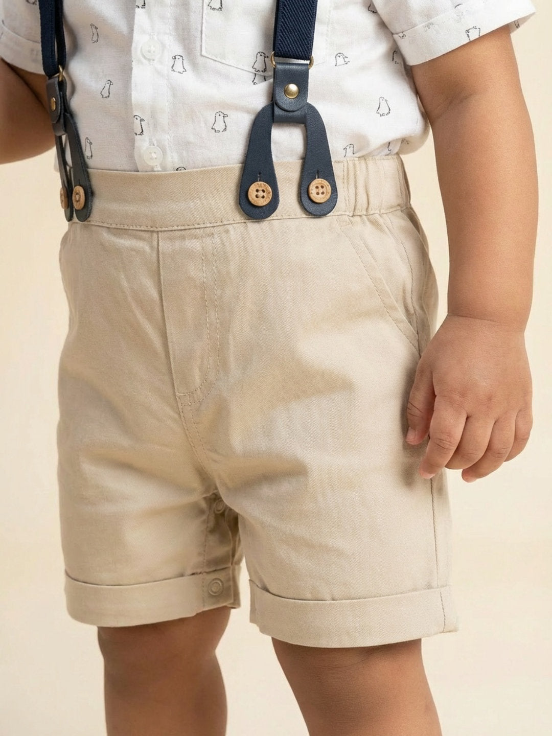 बिगलिलपीपल लड़कों के लिए बेज स्प्रेड कॉलर शॉर्ट स्लीव शर्ट और शॉर्ट्स सेट