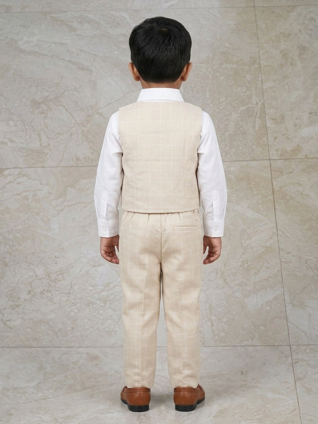 बिगलीलपीपल लड़कों के लिए 3-पीस बेज सूट सेट: क्लासिक बो के साथ शर्ट और वेस्टकोट और पैंट