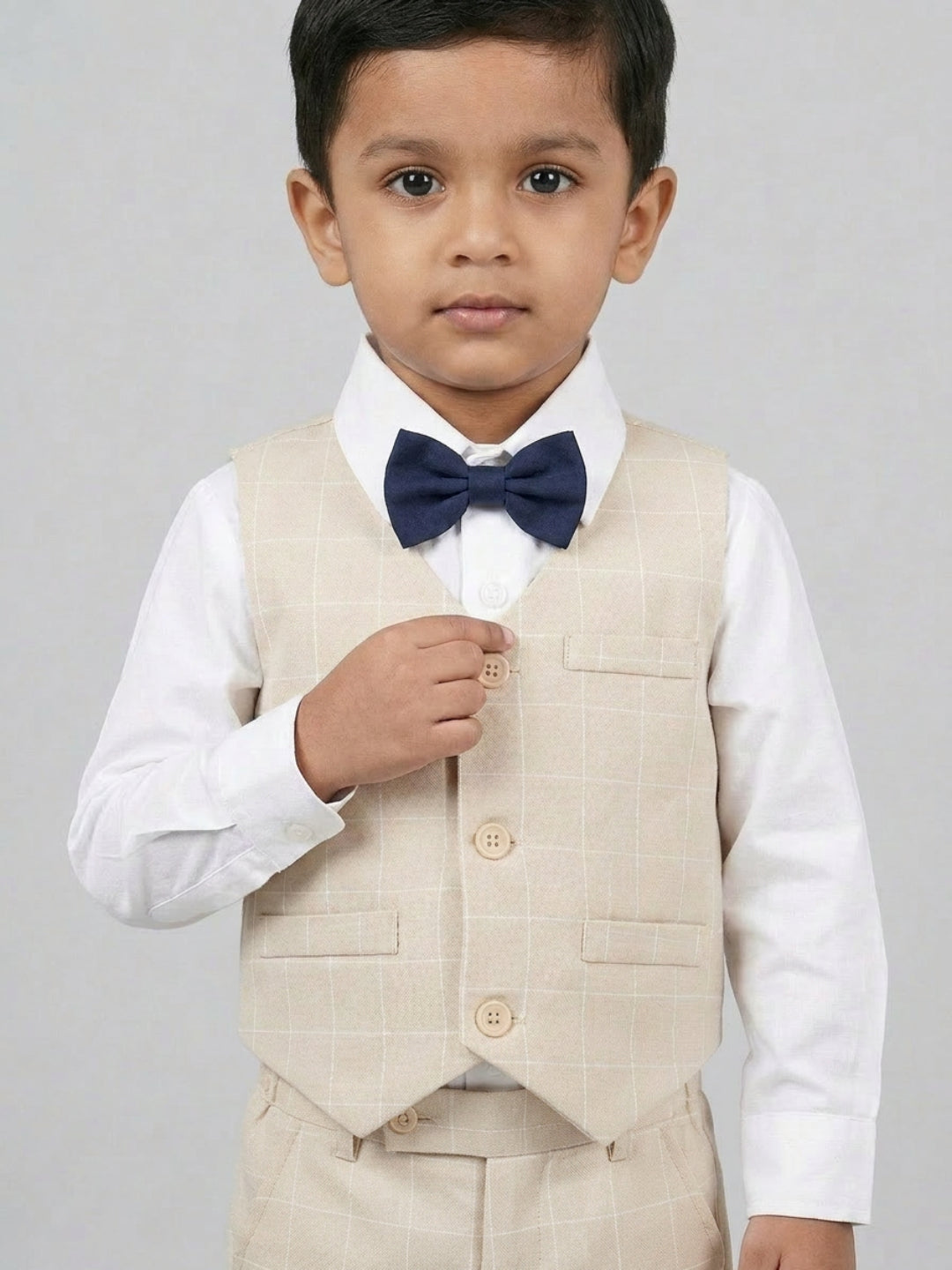 बिगलीलपीपल लड़कों के लिए 3-पीस बेज सूट सेट: क्लासिक बो के साथ शर्ट और वेस्टकोट और पैंट