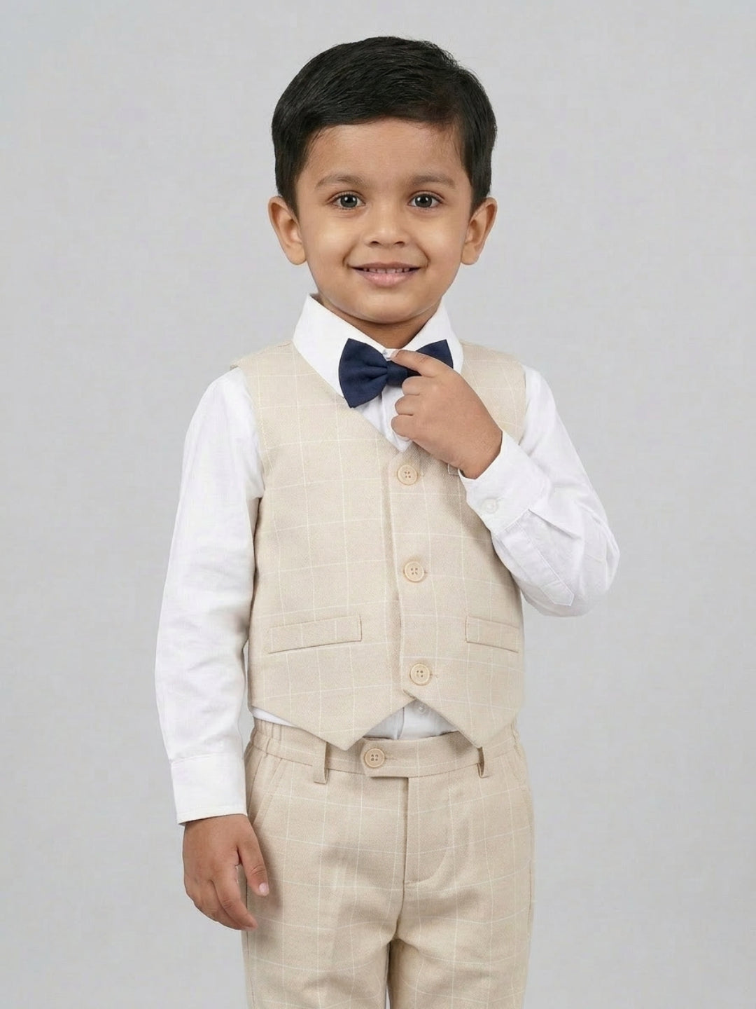 बिगलीलपीपल लड़कों के लिए 3-पीस बेज सूट सेट: क्लासिक बो के साथ शर्ट और वेस्टकोट और पैंट