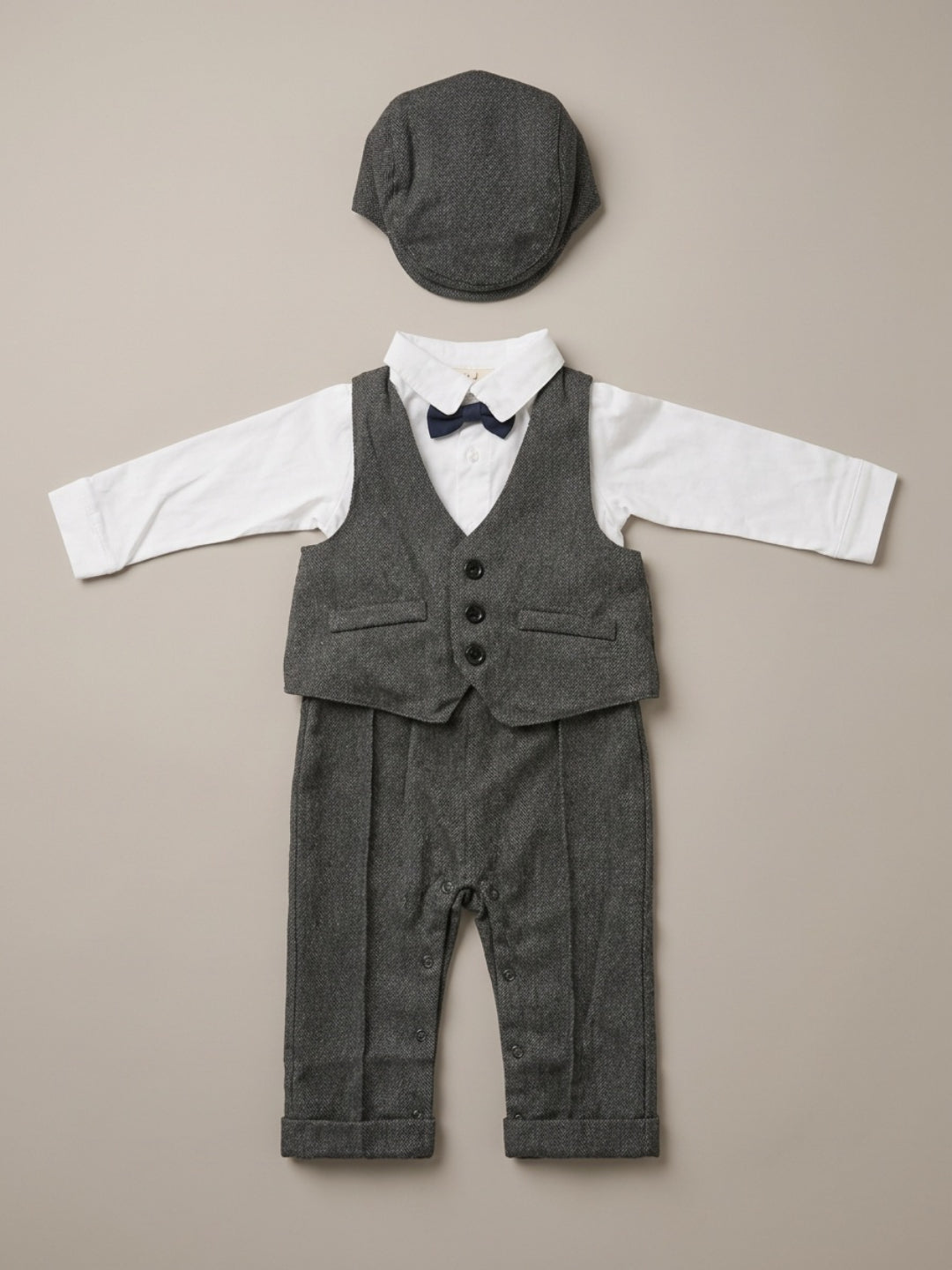 बिग्लिलपीपल लड़कों के लिए 4-पीस ग्रे सूट सेट: वास्कट के साथ शर्ट, सस्पेंडर्स पैंट, कैप और क्लासिक बो