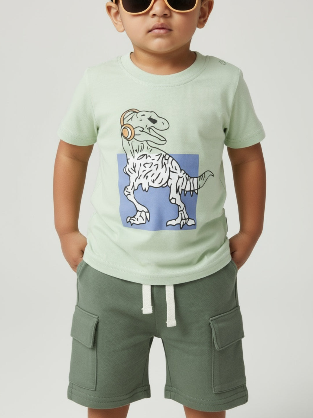 Conjunto de camiseta con estampado gráfico, pantalones cortos tipo cargo y gafas de sol Biglilpeople para niño
