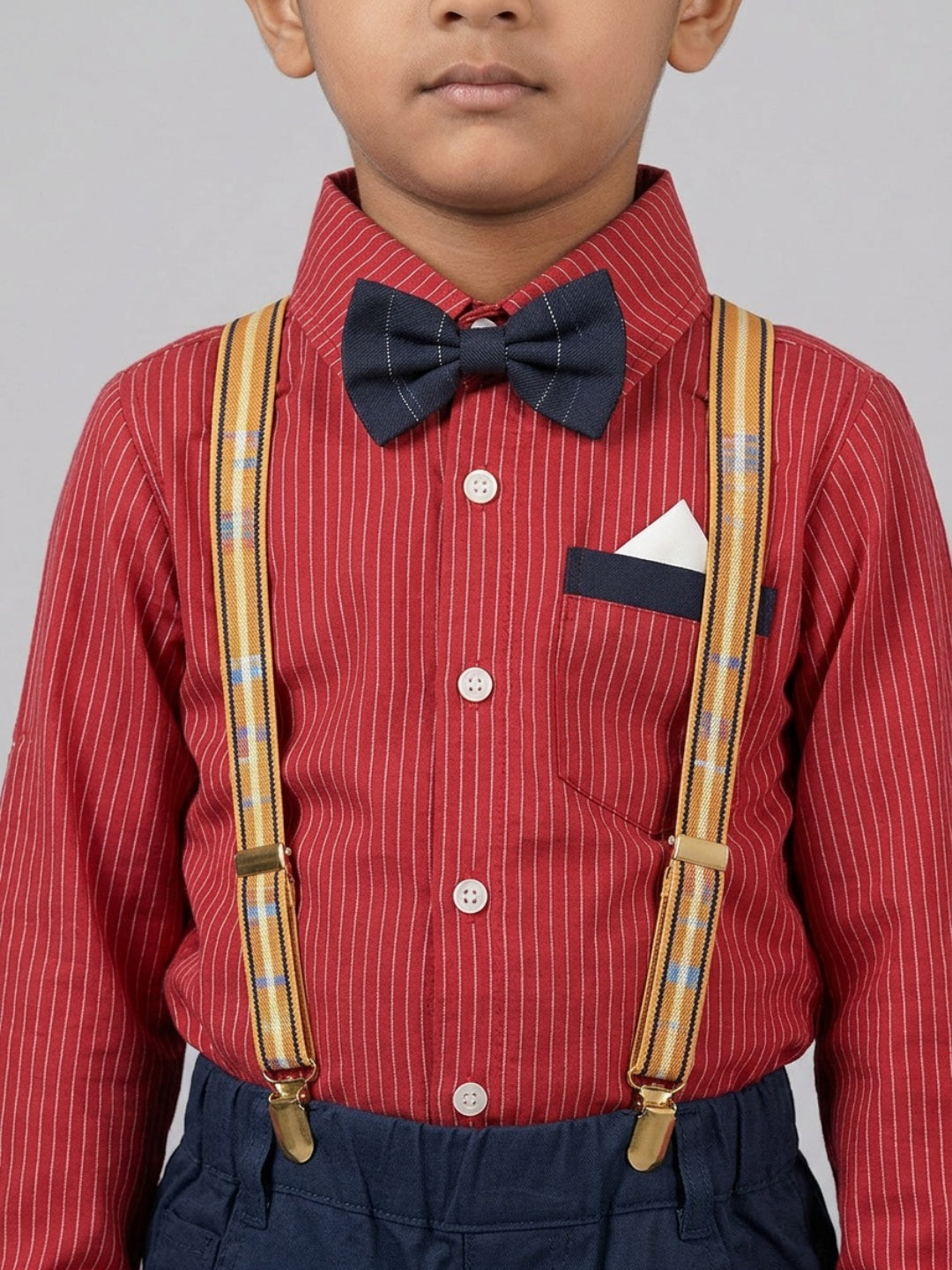 बिगलिलपीपल लड़कों की लाल शर्ट क्लासिक बो टाई के साथ और नीली पैंट सस्पेंडर्स के साथ