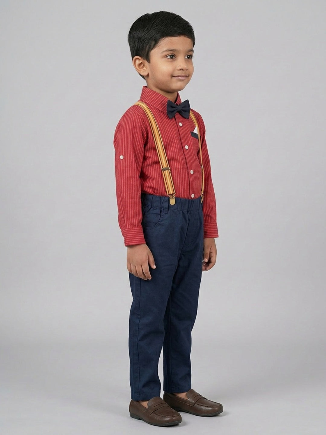 बिगलिलपीपल लड़कों की लाल शर्ट क्लासिक बो टाई के साथ और नीली पैंट सस्पेंडर्स के साथ