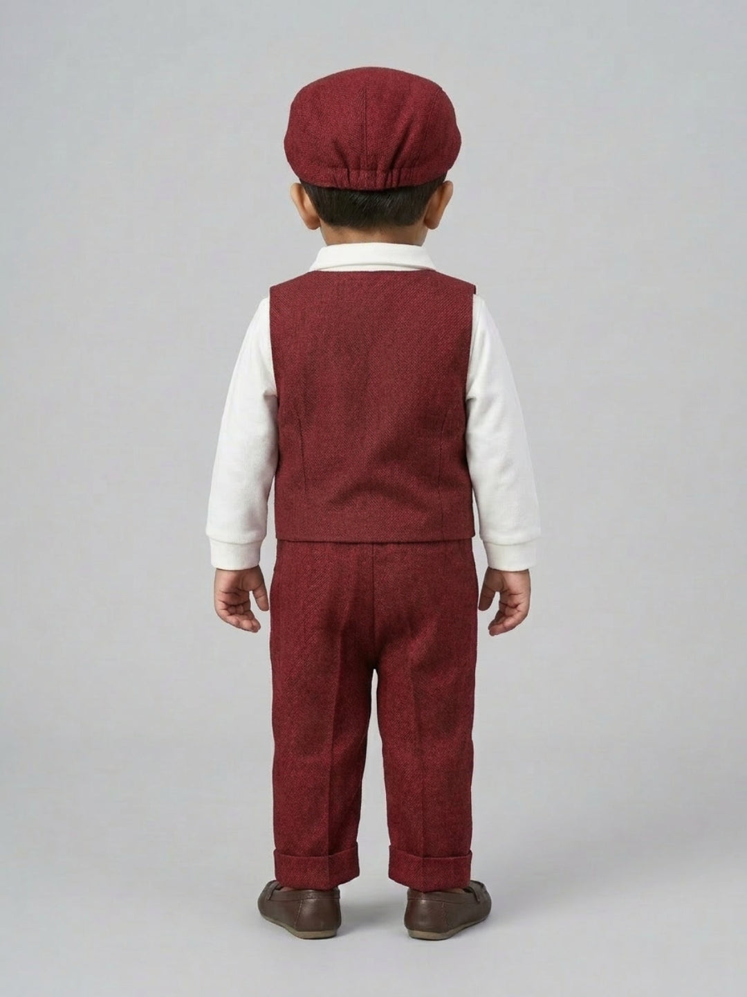 बिग्लिलपीपल लड़कों का 4-पीस रेड सूट सेट: वेस्टकोट के साथ शर्ट, सस्पेंडर्स पैंट, कैप और क्लासिक बो