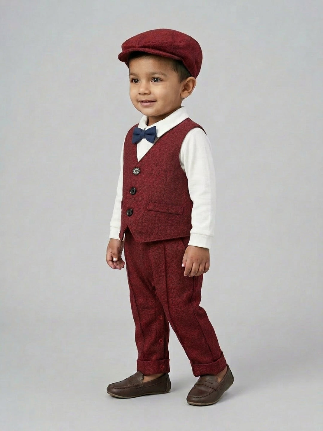 बिग्लिलपीपल लड़कों का 4-पीस रेड सूट सेट: वेस्टकोट के साथ शर्ट, सस्पेंडर्स पैंट, कैप और क्लासिक बो