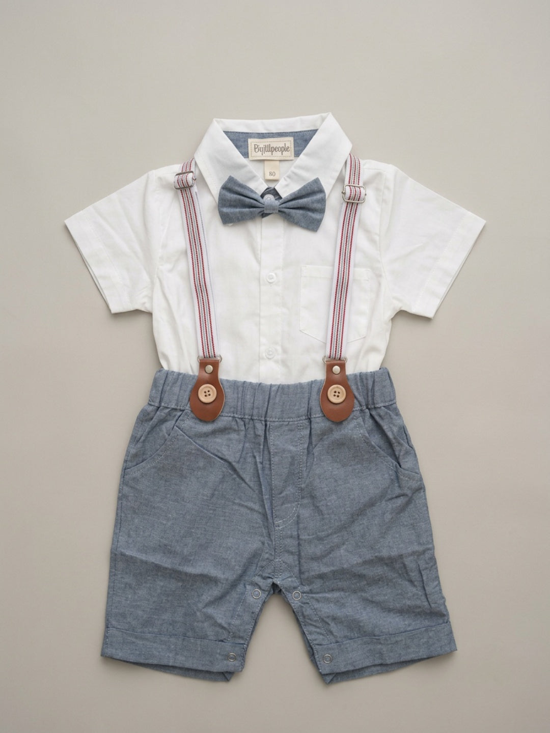 Camisa blanca de niño Biglilpeople con pajarita clásica y pantalones cortos azules con tirantes