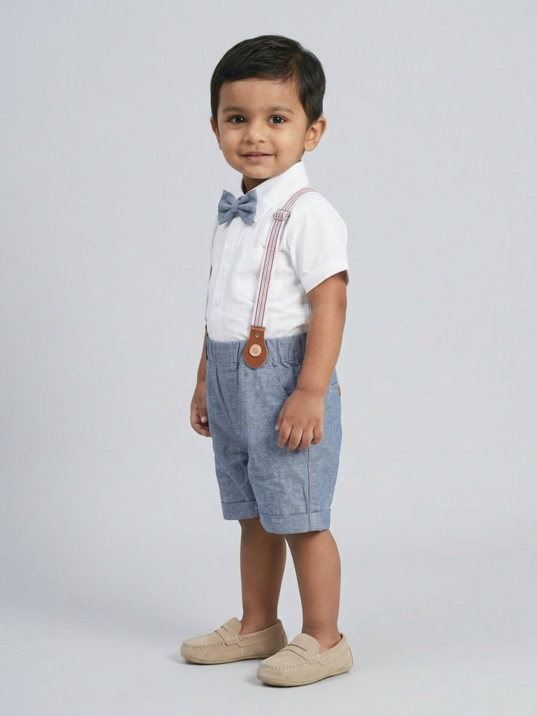 Camisa blanca de niño Biglilpeople con pajarita clásica y pantalones cortos azules con tirantes