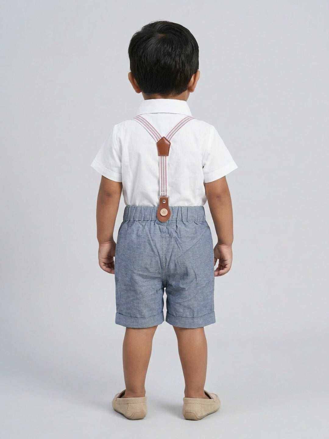 Camisa blanca de niño Biglilpeople con pajarita clásica y pantalones cortos azules con tirantes
