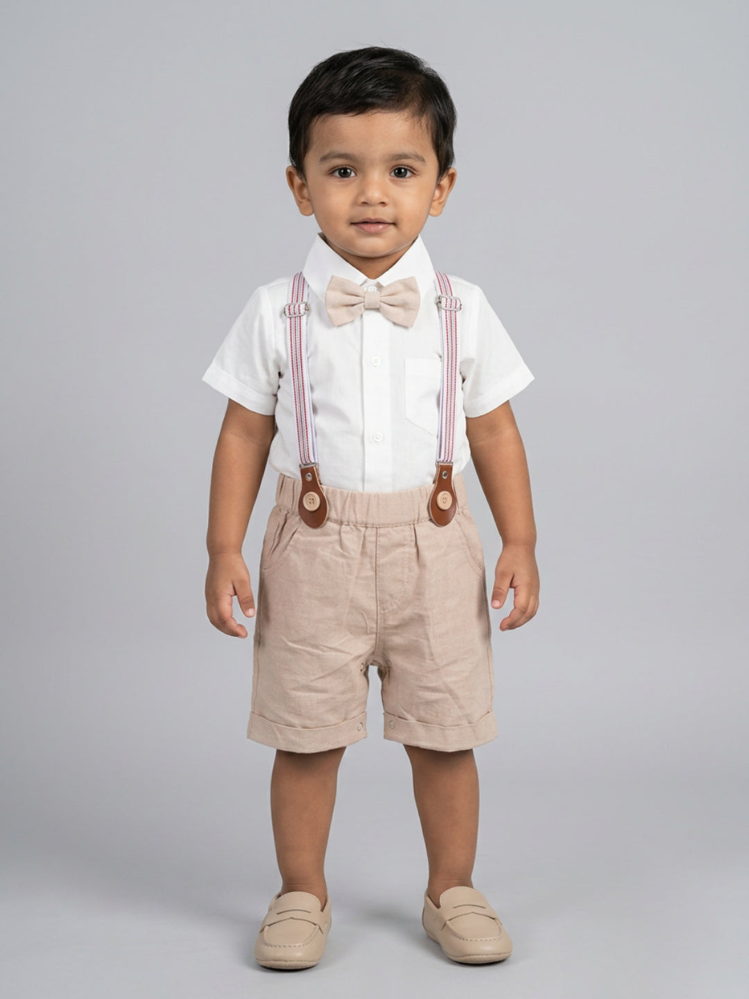 Camisa blanca con pajarita clásica y pantalones cortos beige con tirantes para bebé de Biglilpeople
