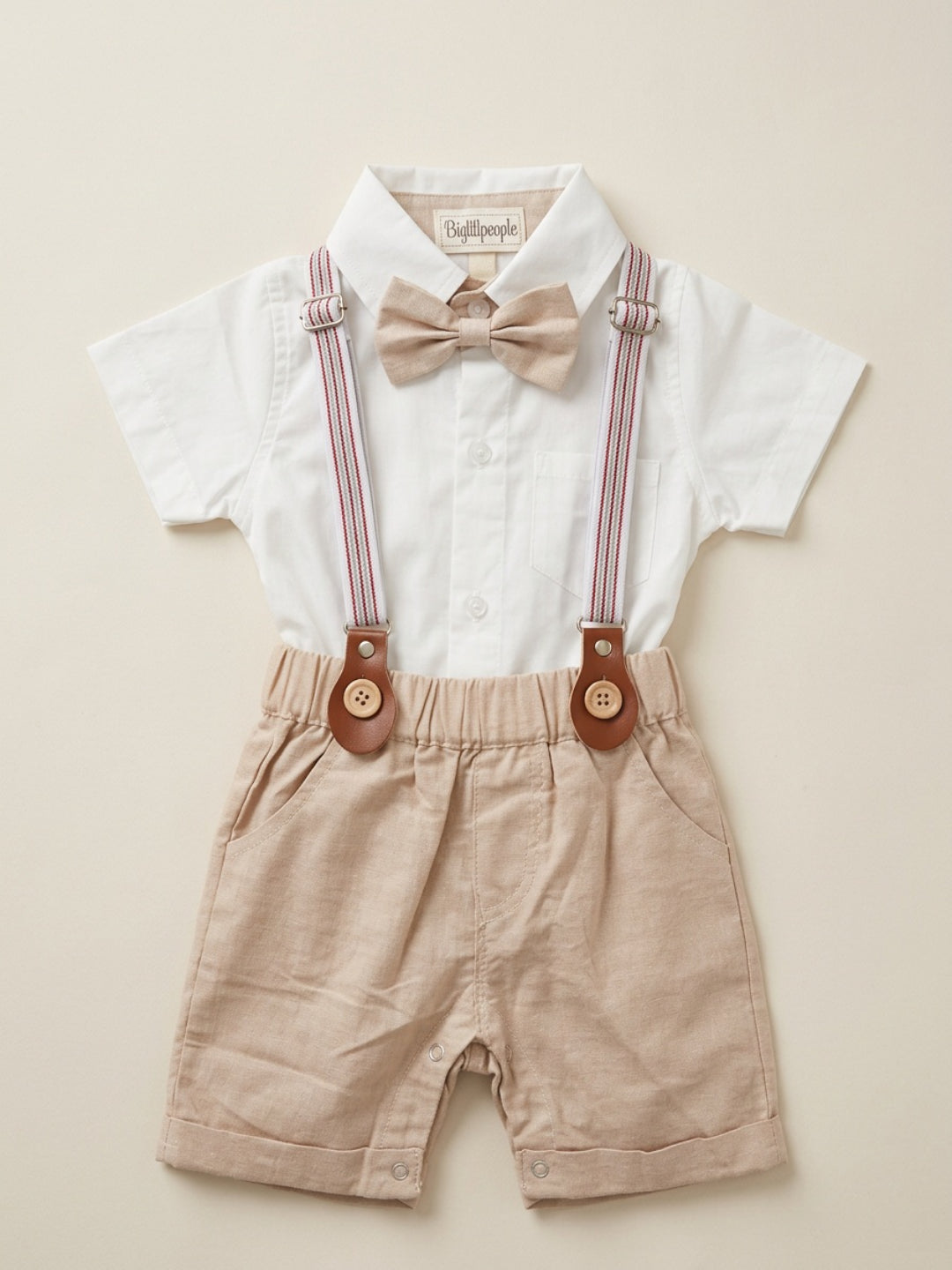 Camisa blanca con pajarita clásica y pantalones cortos beige con tirantes para bebé de Biglilpeople