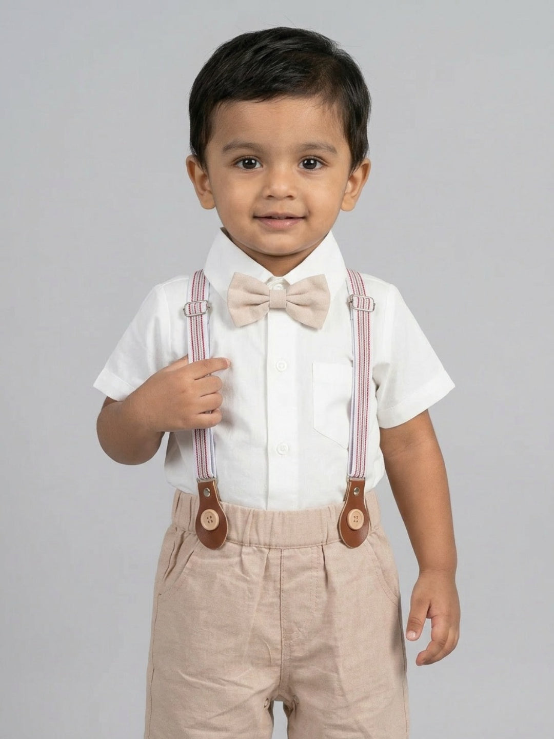 Camisa blanca con pajarita clásica y pantalones cortos beige con tirantes para bebé de Biglilpeople