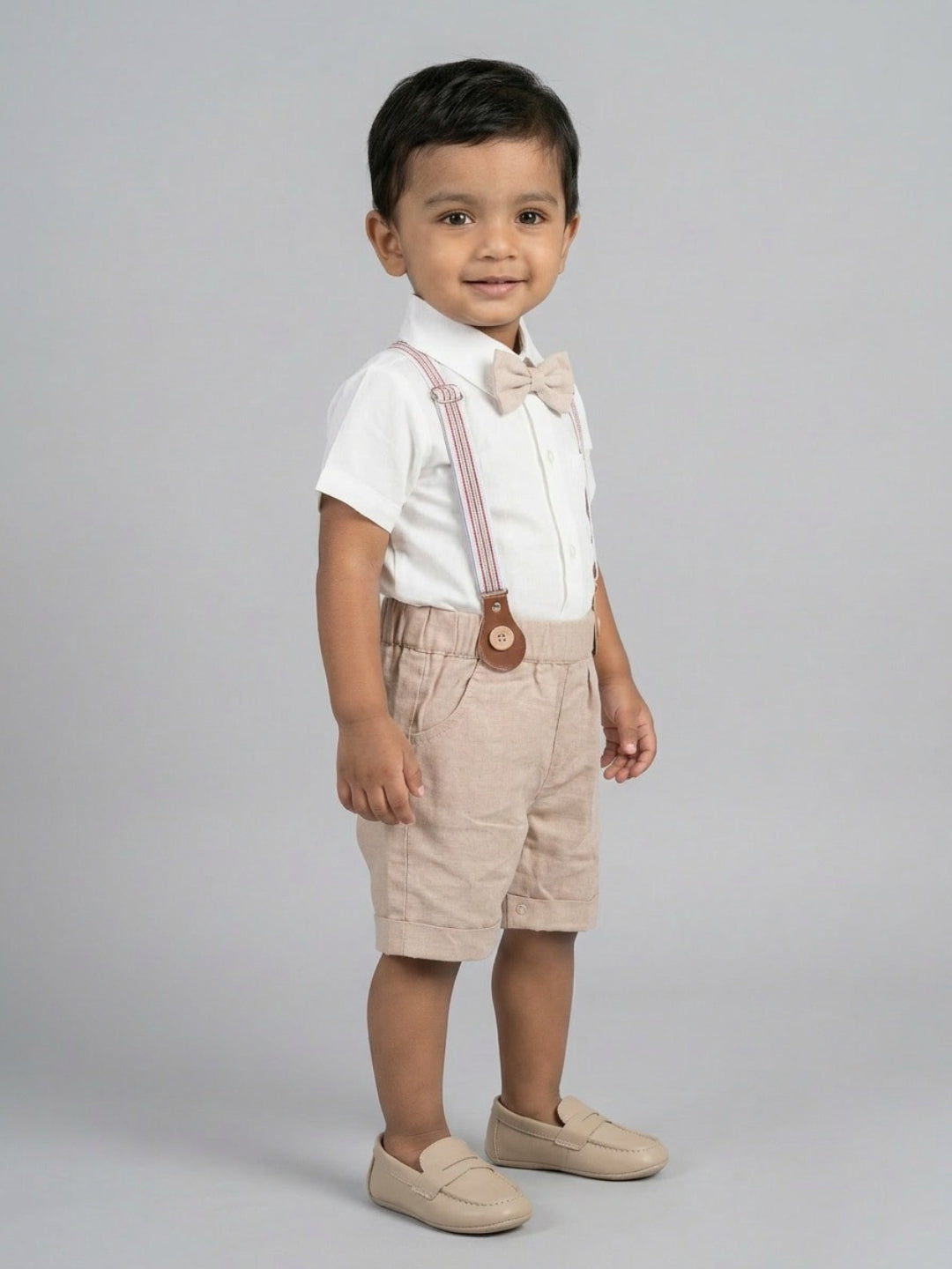 Camisa blanca con pajarita clásica y pantalones cortos beige con tirantes para bebé de Biglilpeople