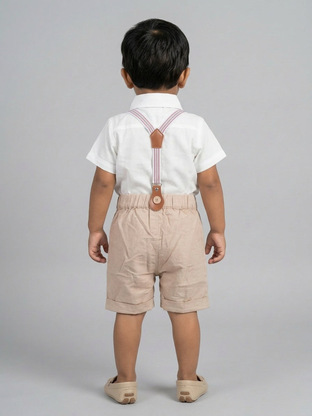 Camisa blanca con pajarita clásica y pantalones cortos beige con tirantes para bebé de Biglilpeople