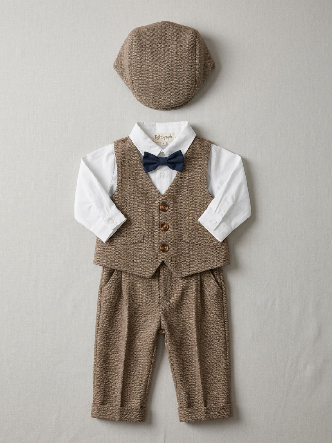 बिगलिलपीपल लड़कों का 4-पीस खाकी सूट सेट: वेस्टकोट वाली कमीज, सस्पेंडर्स पैंट, टोपी और क्लासिक बो