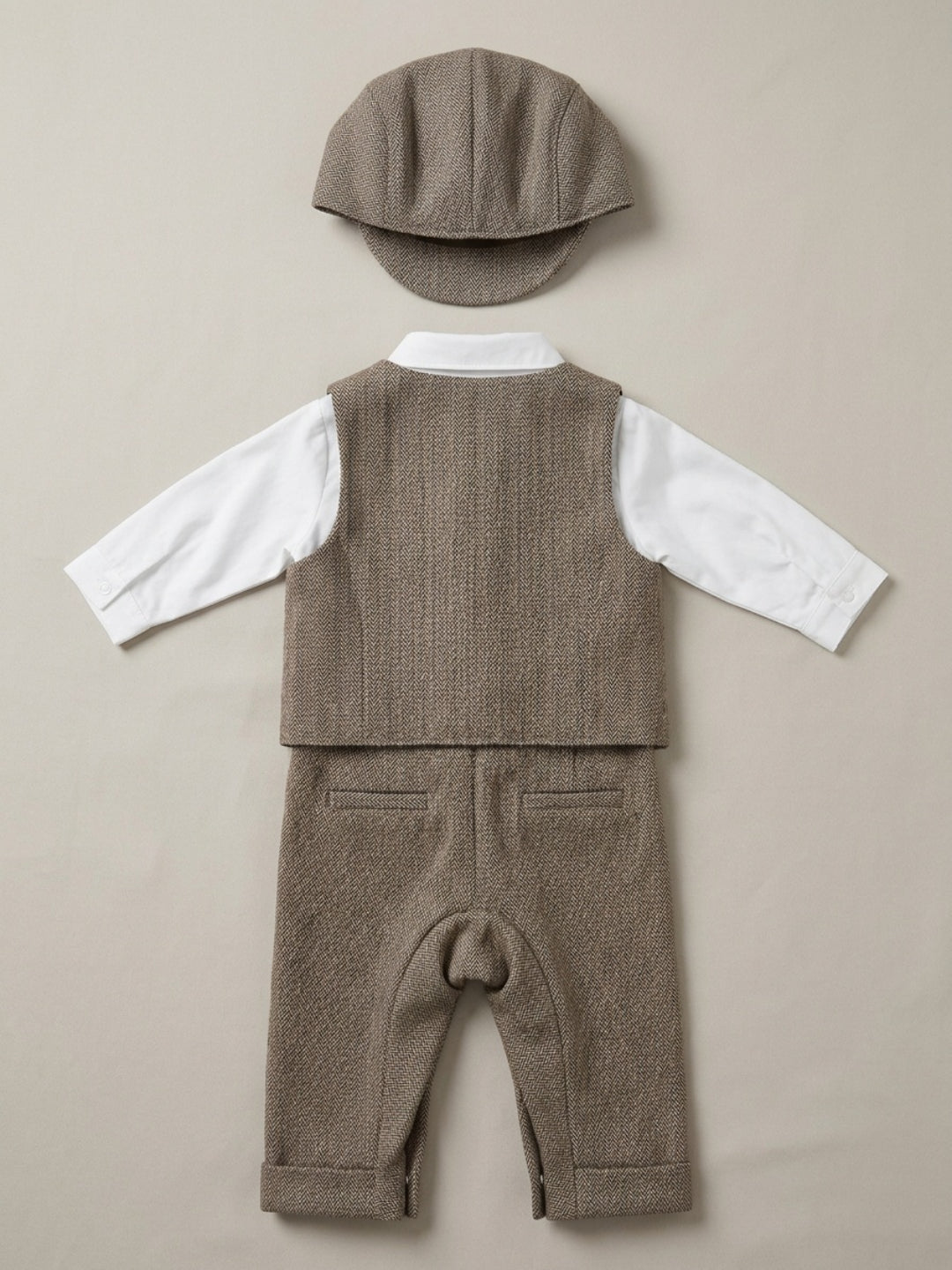 बिगलिलपीपल लड़कों का 4-पीस खाकी सूट सेट: वेस्टकोट वाली कमीज, सस्पेंडर्स पैंट, टोपी और क्लासिक बो