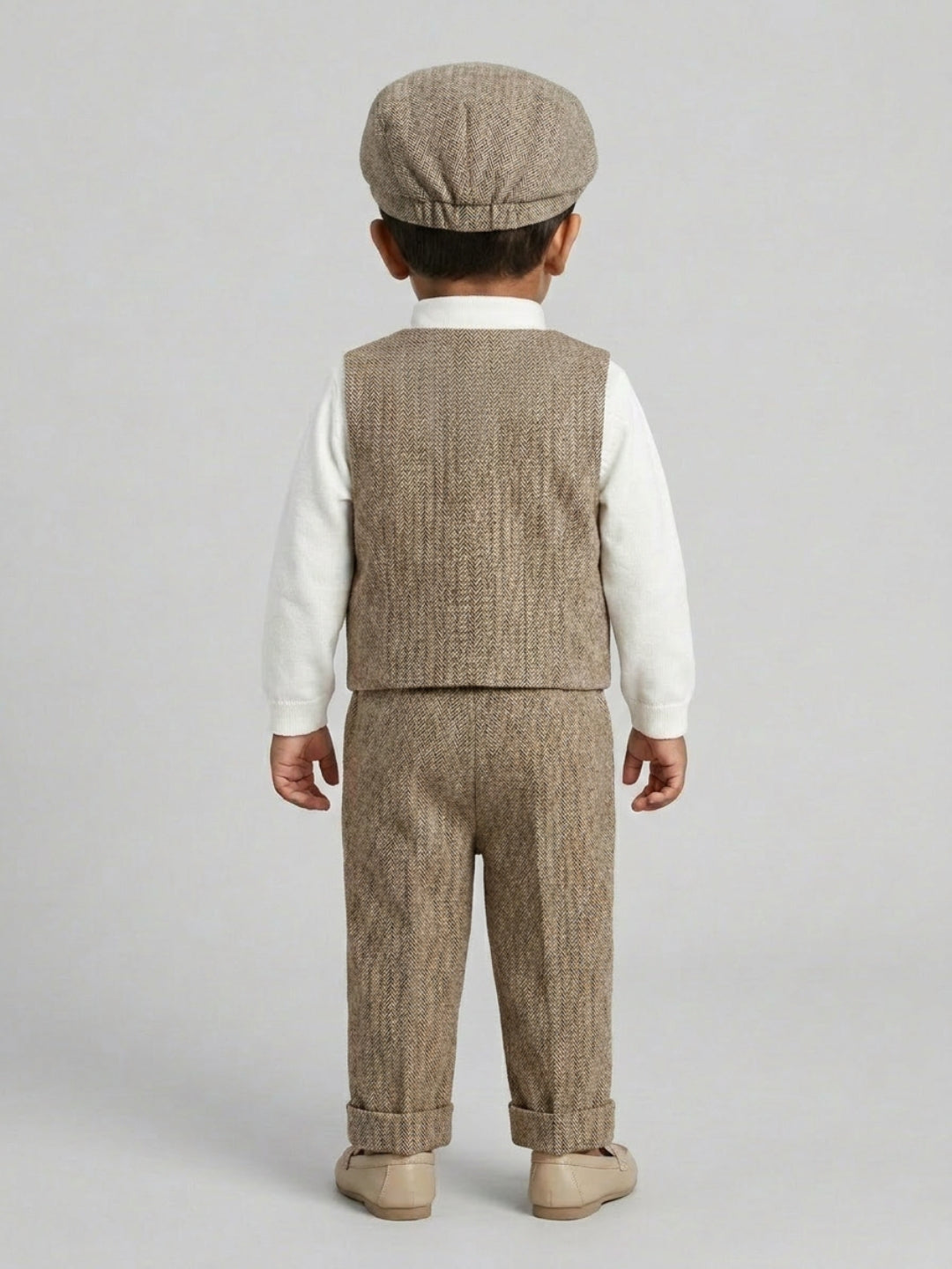 बिगलिलपीपल लड़कों का 4-पीस खाकी सूट सेट: वेस्टकोट वाली कमीज, सस्पेंडर्स पैंट, टोपी और क्लासिक बो