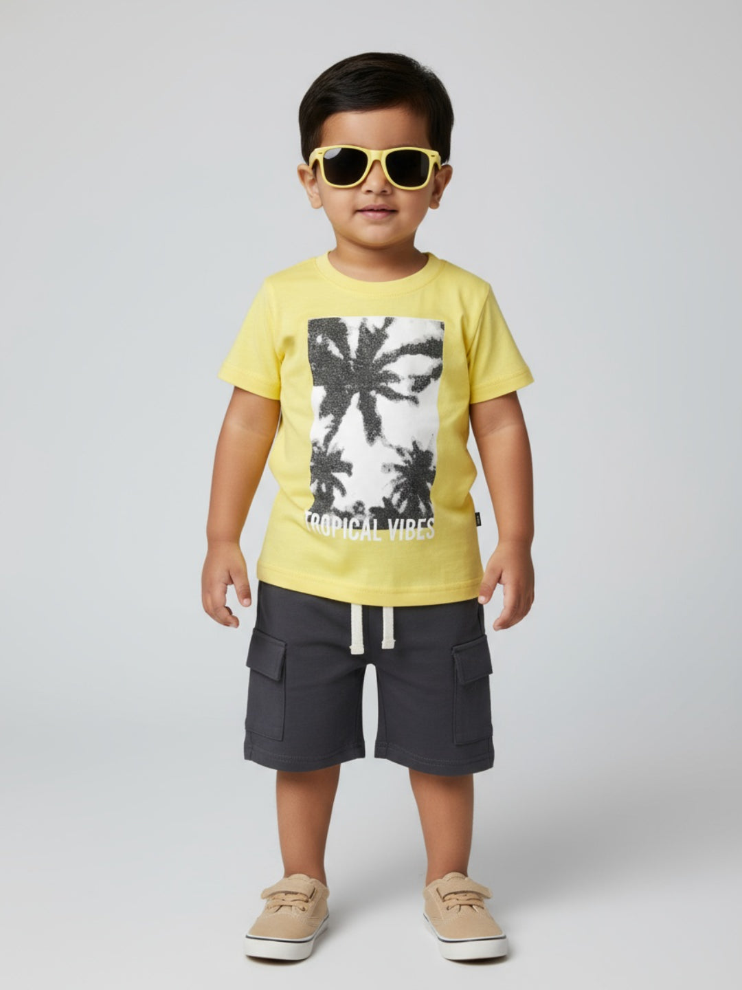 Conjunto de camiseta con estampado gráfico, pantalones cortos tipo cargo y gafas de sol Biglilpeople para niño