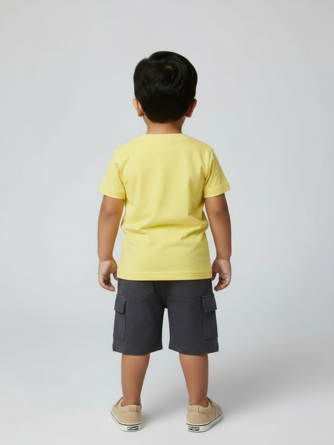 Conjunto de camiseta con estampado gráfico, pantalones cortos tipo cargo y gafas de sol Biglilpeople para niño