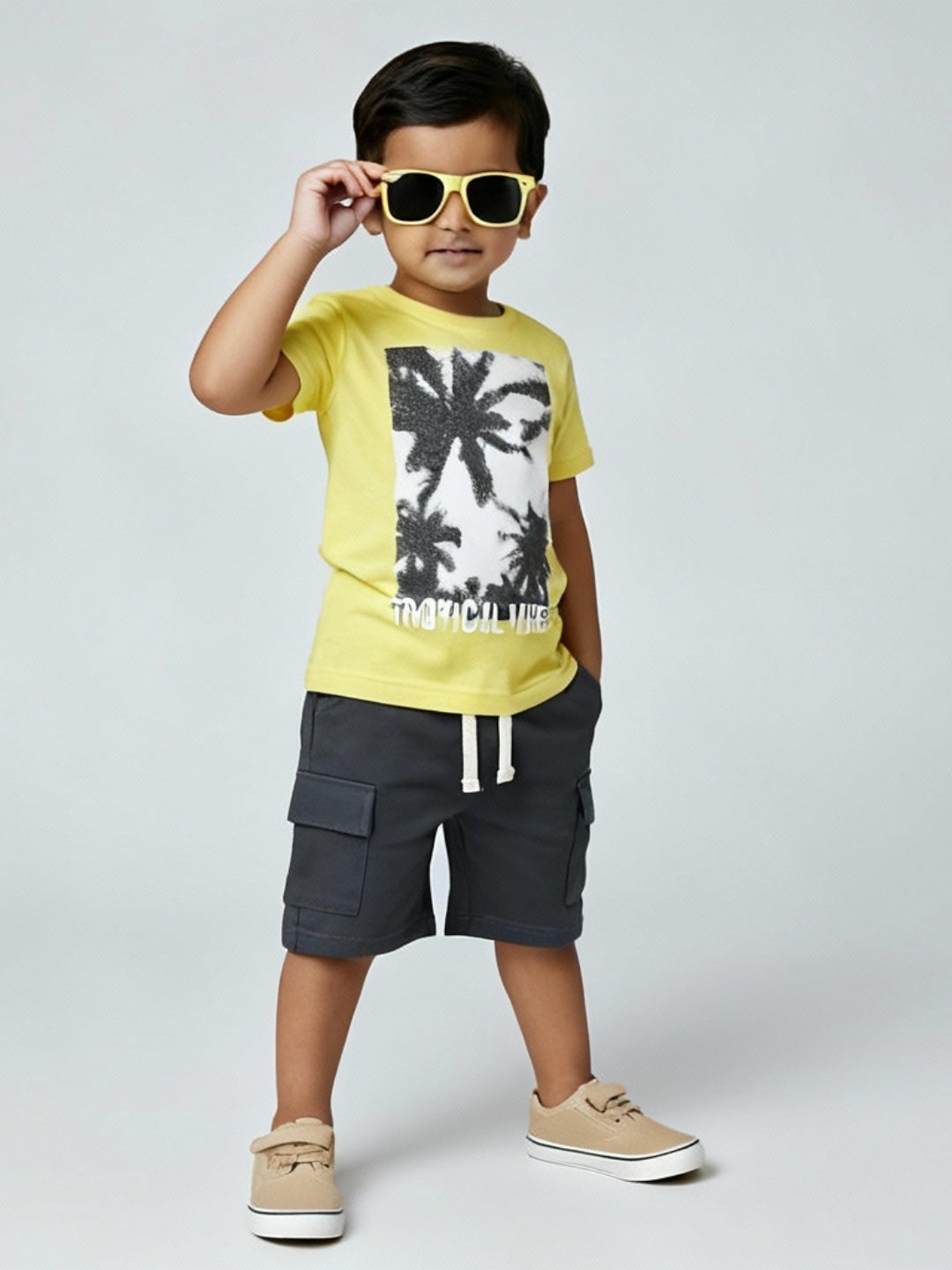 Conjunto de camiseta con estampado gráfico, pantalones cortos tipo cargo y gafas de sol Biglilpeople para niño