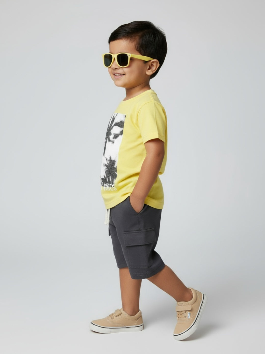 Conjunto de camiseta con estampado gráfico, pantalones cortos tipo cargo y gafas de sol Biglilpeople para niño