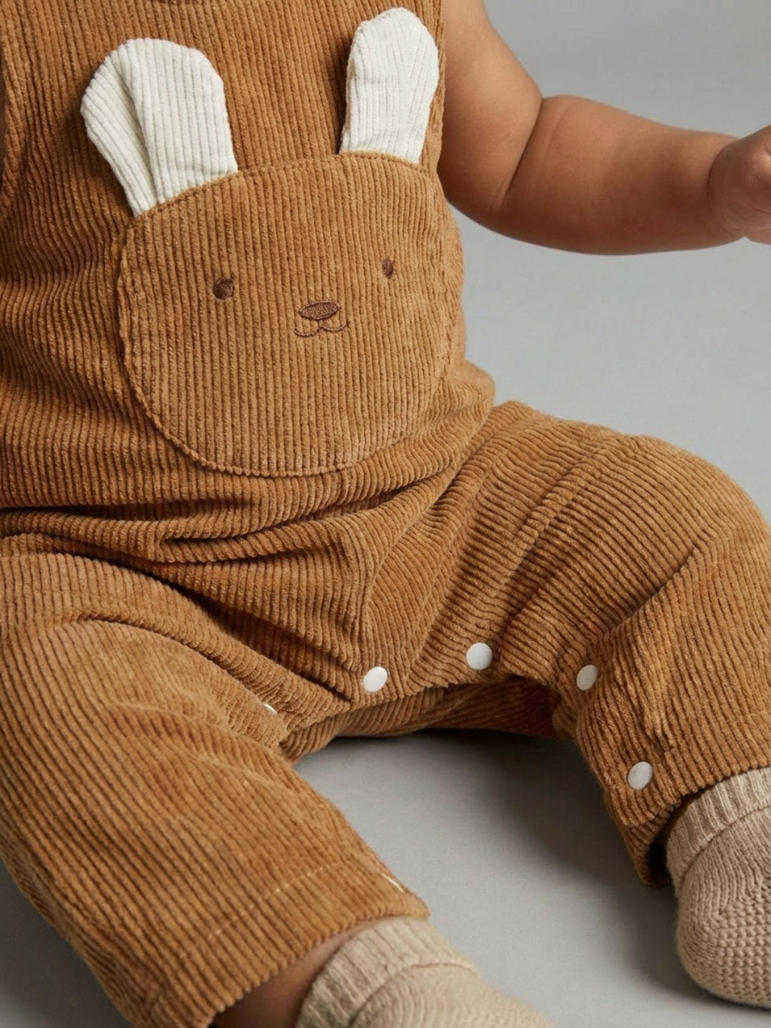 Peto sin mangas marrón con cuello redondo para niños de Biglilpeople