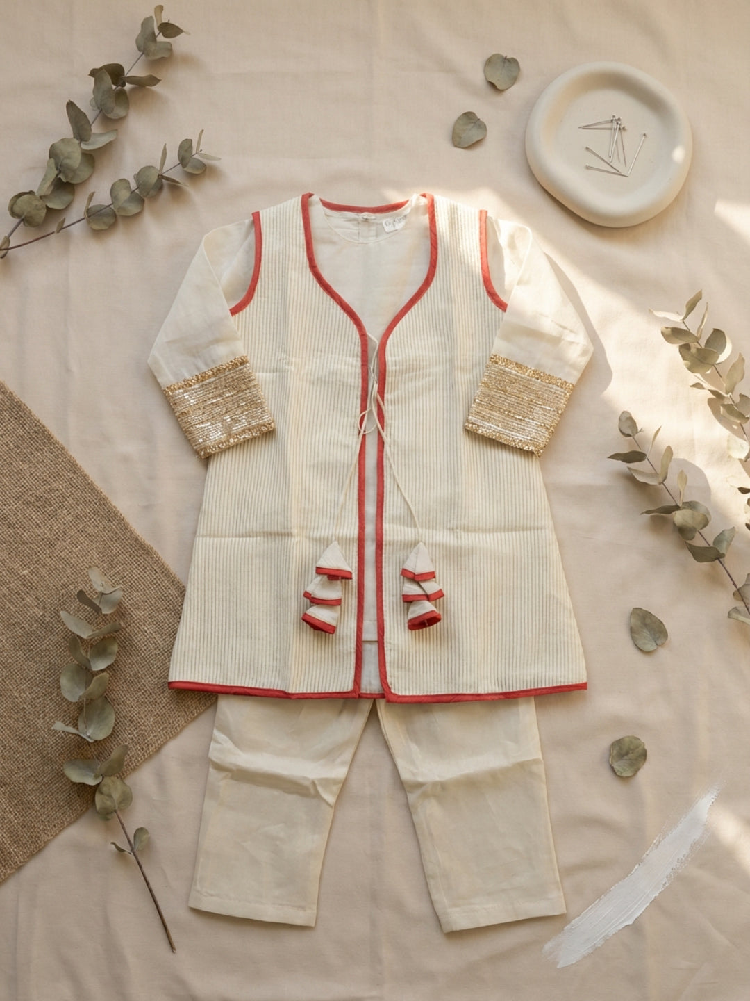 Biglilpeople Kurta recta tradicional beige para bebé niña con pantalón y chaqueta sin mangas