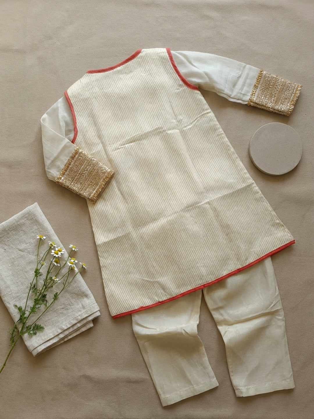 Biglilpeople Kurta recta tradicional beige para bebé niña con pantalón y chaqueta sin mangas