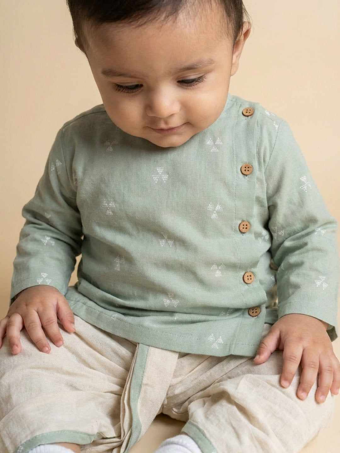 Conjunto de Kurta Angrakha de Manga Larga con Cuello Redondo Verde y Pantalones Dhoti para Niños Biglilpeople