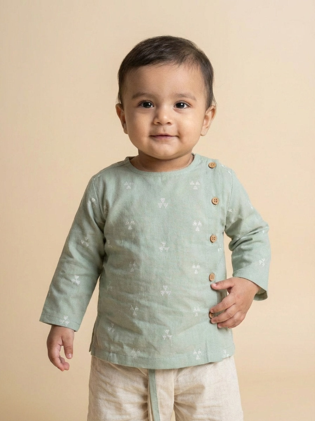 Conjunto de Kurta Angrakha de Manga Larga con Cuello Redondo Verde y Pantalones Dhoti para Niños Biglilpeople