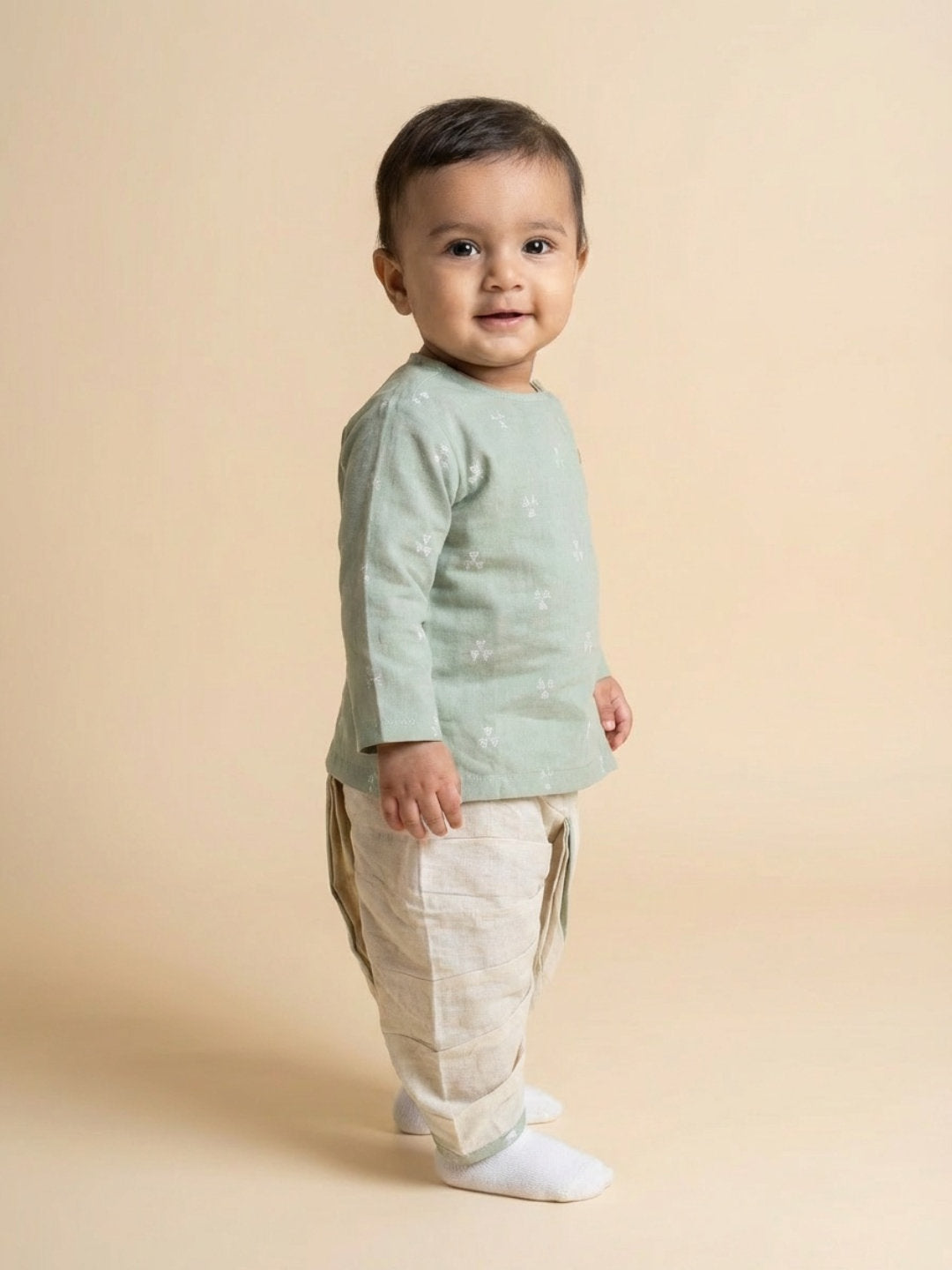 Conjunto de Kurta Angrakha de Manga Larga con Cuello Redondo Verde y Pantalones Dhoti para Niños Biglilpeople