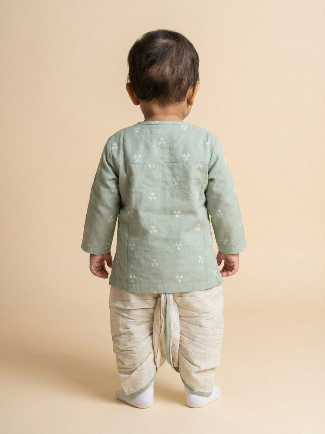 Conjunto de Kurta Angrakha de Manga Larga con Cuello Redondo Verde y Pantalones Dhoti para Niños Biglilpeople