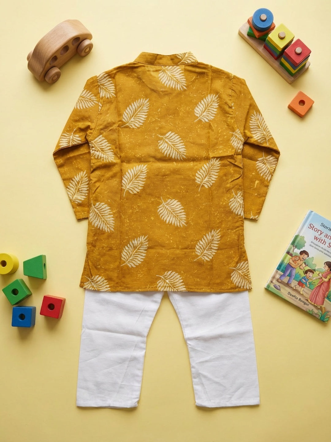 बिगलिलपीपल लड़कों का मस्टर्ड येलो लीफ प्रिंट मैंडरिन कॉलर फुल स्लीव्स स्ट्रेट कुर्ता पजामा सेट