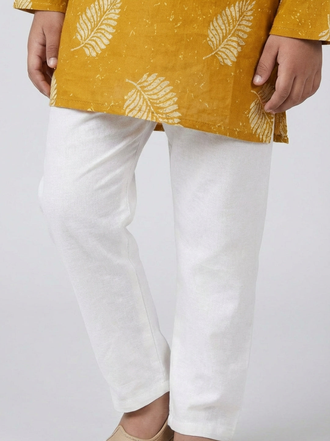 बिगलिलपीपल लड़कों का मस्टर्ड येलो लीफ प्रिंट मैंडरिन कॉलर फुल स्लीव्स स्ट्रेट कुर्ता पजामा सेट