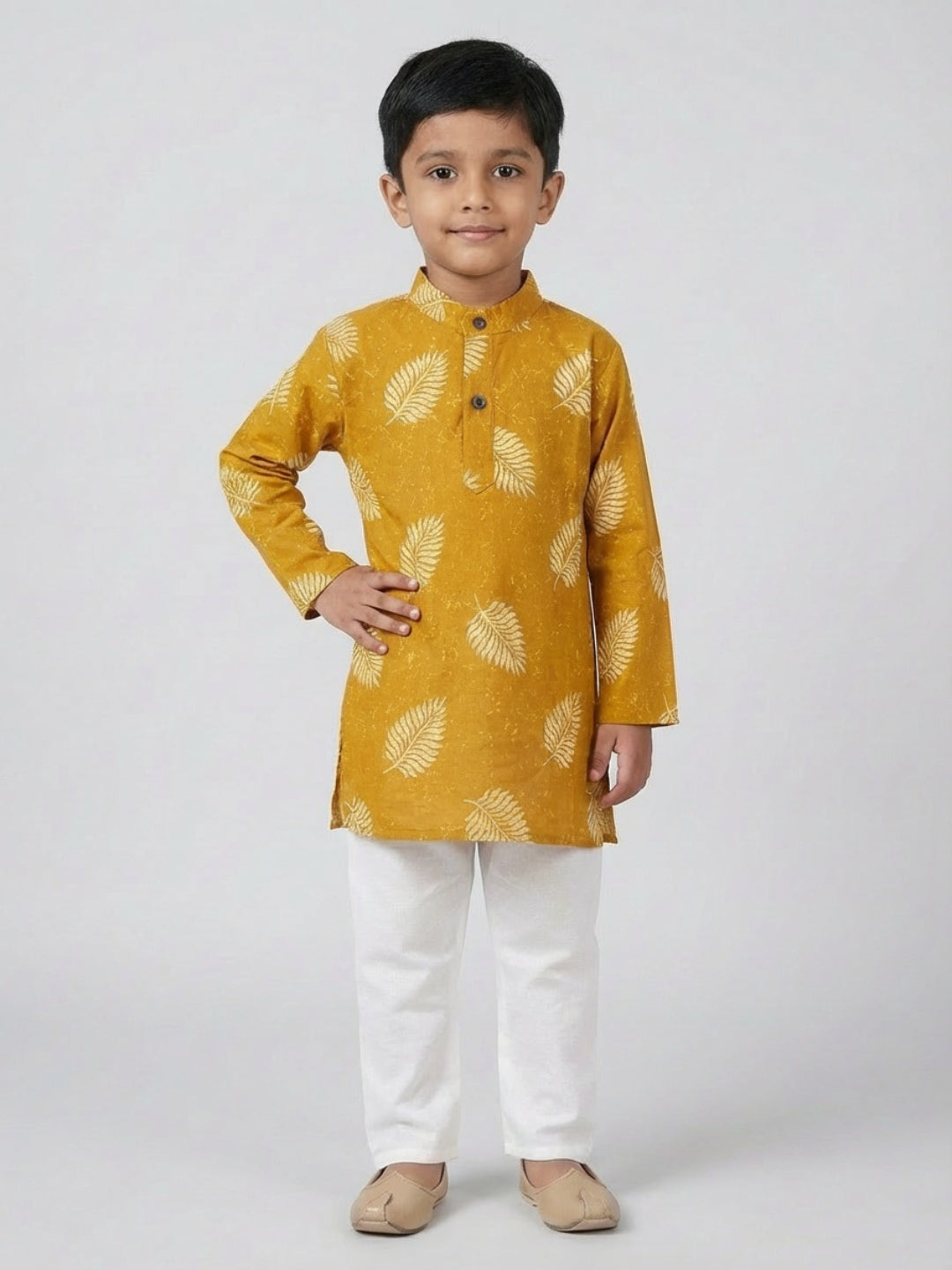 बिगलिलपीपल लड़कों का मस्टर्ड येलो लीफ प्रिंट मैंडरिन कॉलर फुल स्लीव्स स्ट्रेट कुर्ता पजामा सेट