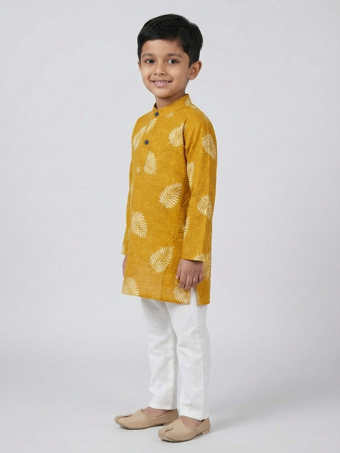 बिगलिलपीपल लड़कों का मस्टर्ड येलो लीफ प्रिंट मैंडरिन कॉलर फुल स्लीव्स स्ट्रेट कुर्ता पजामा सेट