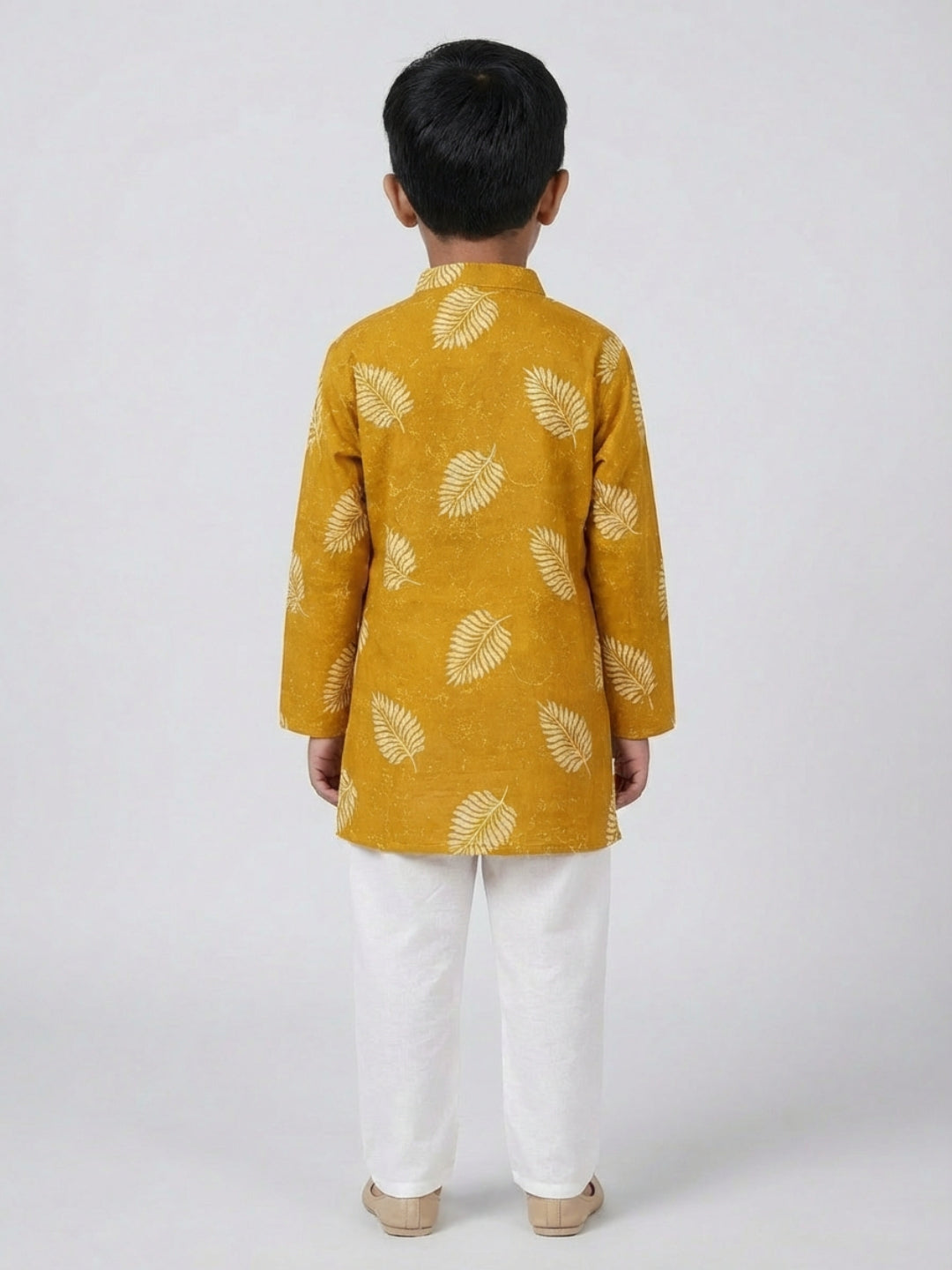 बिगलिलपीपल लड़कों का मस्टर्ड येलो लीफ प्रिंट मैंडरिन कॉलर फुल स्लीव्स स्ट्रेट कुर्ता पजामा सेट
